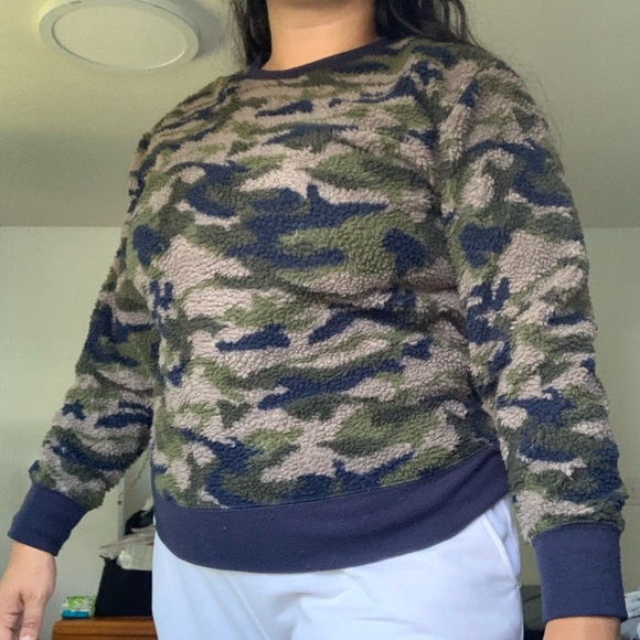 Gap Kids Boys Camouflage Sherpa Crewneck Sweatshirt - Picture 3 of 3